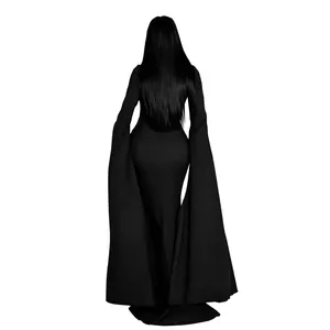 Vista trasera de un elegante vestido largo negro con mangas acampanadas dramáticas.