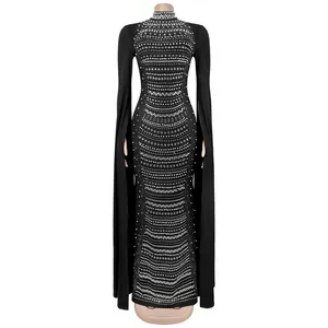 Vista detallada de un elegante vestido de noche negro con intrincados patrones de pedrería