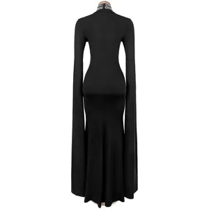 Vista trasera de vestido largo negro con cuello decorado y mangas extra largas