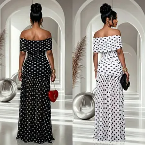 Detailansicht der schulterfreien Maxikleider mit Polka-Dots in Schwarz und Weiß