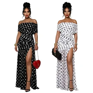 Elegantes schulterfreies Maxikleid mit Punkten und hohem Schlitz für Sommerpartys