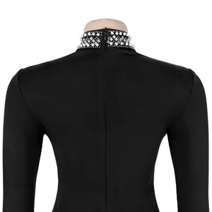Detalle de la espalda de un vestido negro elegante con cuello alto de perlas y pedrería
