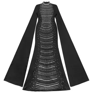 Vista detallada de un vestido de noche negro con patrones de strass y mangas de campana