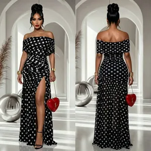 Elegantes schulterfreies Polka-Dot-Maxikleid mit hohem Schlitz, Vorder- und Rückseite