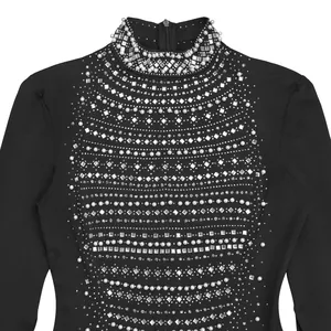 Detalle de elegante vestido negro con pedrería de imitación y cuentas de perlas