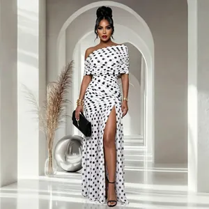 Elegantes schulterfreies Maxikleid mit Polka Dots und hohem Beinschlitz für festliche Partys