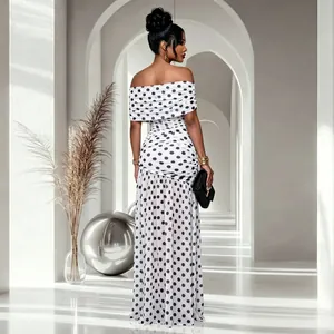Rückansicht eines eleganten schulterfreien Polka-Dot-Maxikleides mit Schlitz