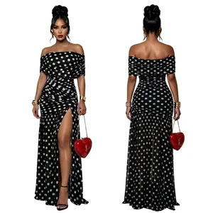 Detail eines schicken schwarz-weißen Polka-Dot-Maxikleides mit Beinschlitz und Carmen-Ausschnitt.