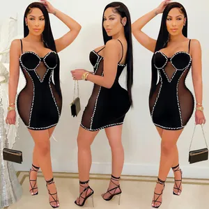 Vue détaillée multi-angles d'une robe moulante noire en résille avec des perles.