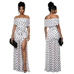 Elegantes schulterfreies Maxikleid mit Punkten, Raffungen und hohem Beinschlitz