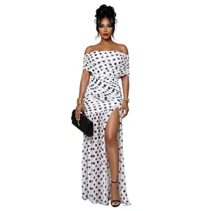 Elegantes schulterfreies Maxikleid mit Punkten und hohem Schlitz für Partys oder Urlaub.