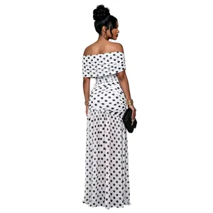 Elegantes weißes schulterfreies Maxikleid mit Punkten ideal für Partys und Urlaub