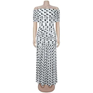 Elegantes schulterfreies Maxikleid mit Punkten, Raffungen und Seitenschlitz