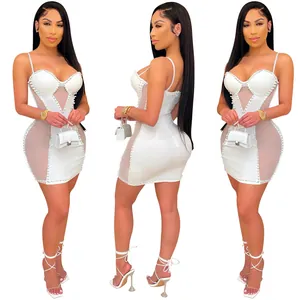 Vue détaillée d'une mini robe moulante blanche avec mesh sexy et perles