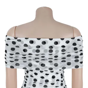 Detailansicht des eleganten schulterfreien Ausschnitts am Polka-Dot-Abendkleid.