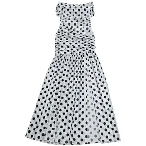 Elegantes schulterfreies Polka-Dot-Kleid mit hohem Schlitz für Bankett oder Urlaub.