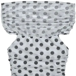 Detailaufnahme von weißem Polka-Dot-Netzgewebe mit elegantem gerafftem Design