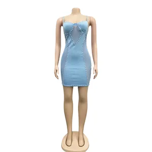 Détail d'une robe courte moulante bleu clair sexy avec perles et empiècements en résille