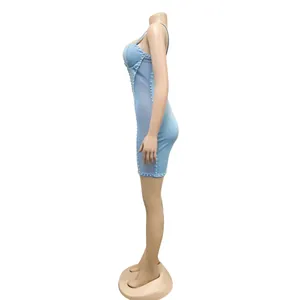 Vue latérale d'une mini-robe moulante bleue sexy avec des perles et des empiècements mesh.