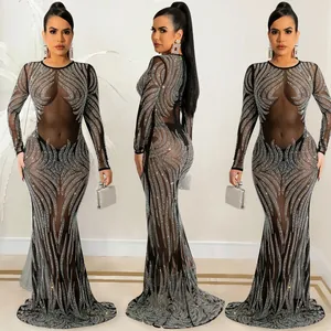 Abito lungo sexy in rete trasparente con strass e maniche lunghe, perfetto per le feste.