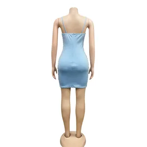 Vue arrière d'une robe moulante bleu clair avec perles et fines bretelles