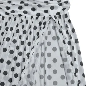 Nahaufnahme des Seitenschlitzes und des atmungsaktiven Mesh-Stoffs bei einem Punktkleid