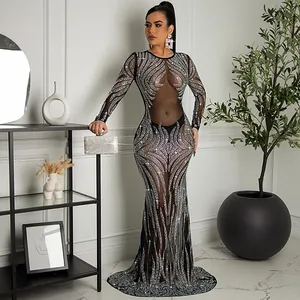 Dettaglio dell'abito da sera sexy in mesh trasparente con motivi di strass scintillanti