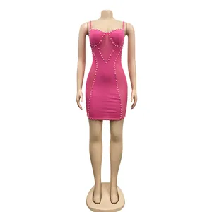 Vue détaillée de cette robe moulante rose ornée de perles et de tulle transparent