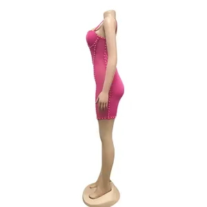 Robe moulante rose sexy avec perles blanches et panneaux en maille, vue de profil