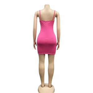 Vue arrière détaillée d'une mini-robe moulante rose avec bordure en perles fines
