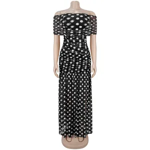 Detail des eleganten schwarz-weißen Maxikleides mit Polka Dots und Carmen-Ausschnitt.