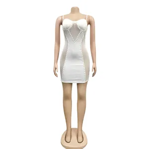 Vue détaillée d'une mini-robe en maille blanche ornée de délicates perles de fantaisie
