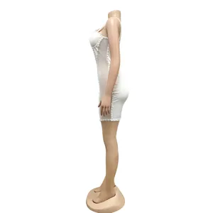 Vue latérale d'une robe de club moulante blanche sexy avec perles et détails élégants.
