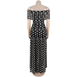 Elegantes schwarz-weiß gepunktetes schulterfreies gerafftes Maxikleid, Rückansicht