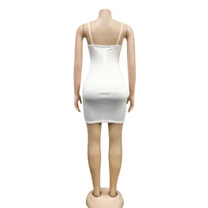 Vue arrière détaillée d'une robe blanche moulante à fines bretelles avec perles