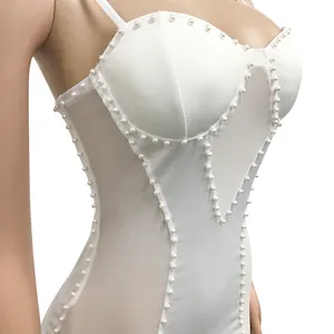 Vue détaillée d'un body corset en maille blanche orné d'élégantes perles brodées