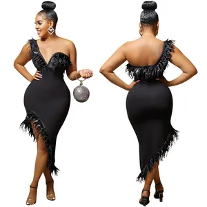 Vorder- und Rückansicht eines schwarzen One-Shoulder-Kleides mit elegantem Federbesatz