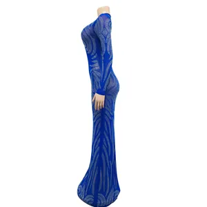Vista laterale di un abito lungo in mesh blu con strass su manichino