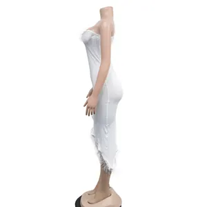 Weißes Schlauchkleid mit Federbesatz und unregelmäßigem Saum, Seitenansicht.