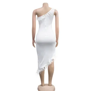 Rückansicht eines weißen One-Shoulder-Midikleids mit Federbesatz und asymmetrischem Saum