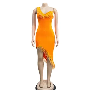 Lebhaftes orangefarbenes ärmelloses Midikleid mit V-Ausschnitt und elegantem Straußenfederbesatz.