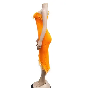 Seitenansicht eines leuchtend orangefarbenen trägerlosen Midikleids mit Federbesatz.