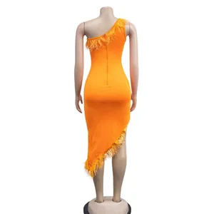 Rückansicht eines orangefarbenen One-Shoulder-Midikleids mit elegantem Federbesatz-Detail.