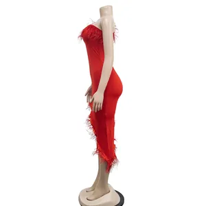 Detailansicht eines roten trägerlosen Bodycon-Kleides mit Straußenfederbesatz