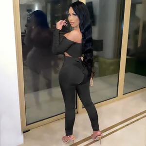 Détail d'un ensemble deux pièces noir avec haut court froncé et legging taille haute
