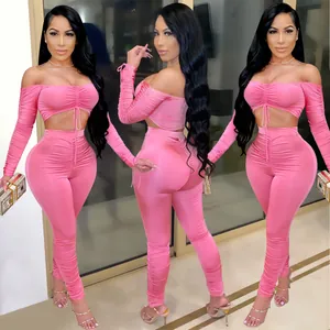 Vue détaillée d'un ensemble mode composé d'un crop top froncé et d'un legging rose