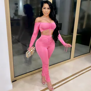 Ensemble deux pièces rose à la mode avec crop top à manches longues et legging