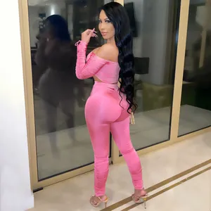Vue arrière d'une femme portant un ensemble deux pièces rose fuchsia froncé et sexy