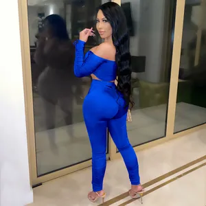 Détail de l'ensemble deux pièces bleu roi avec manches froncées et pantalon ajusté