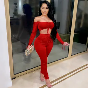 Élégant ensemble rouge deux pièces avec haut court froncé et legging taille haute